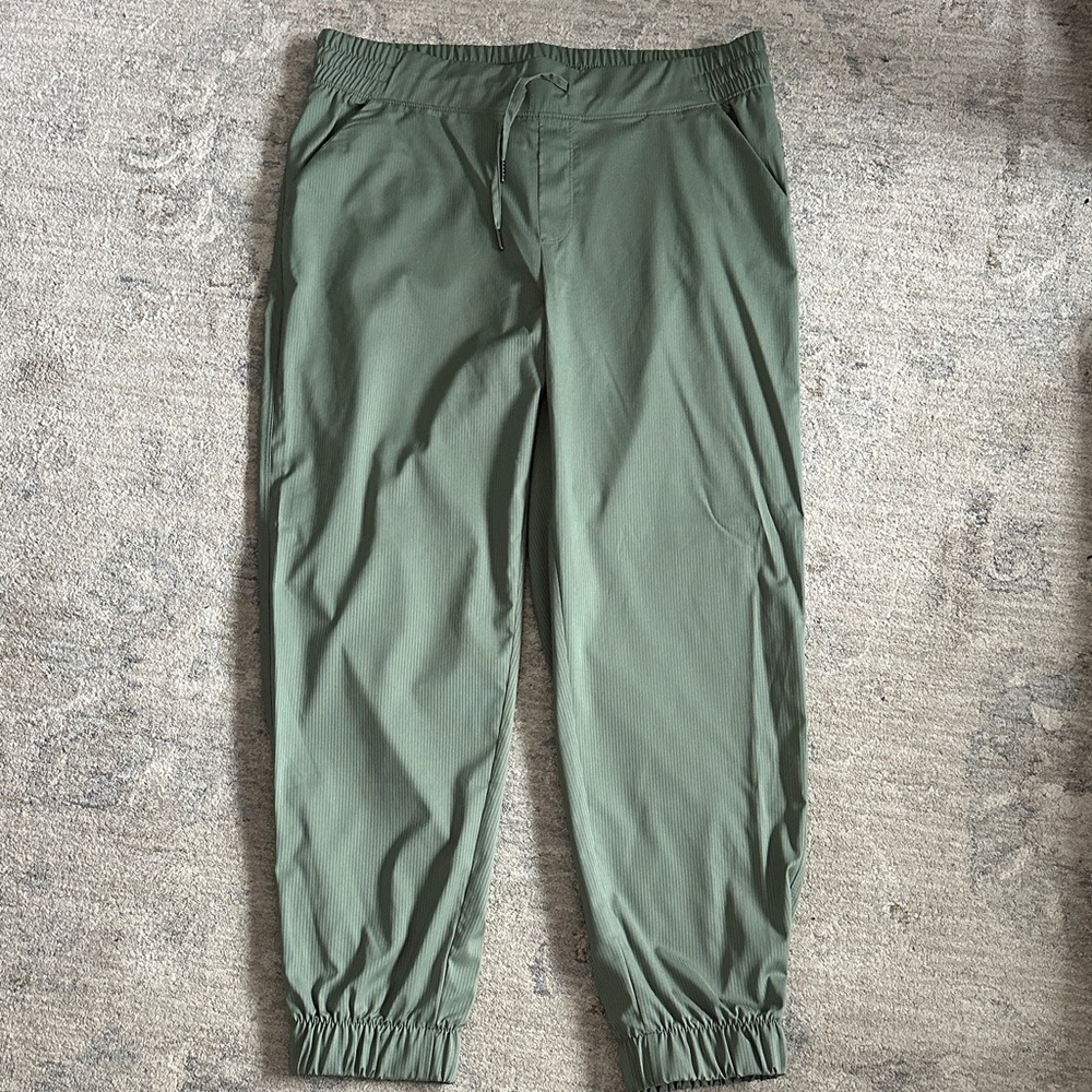 Eddie Bauer Track Jogger
Size L
Color Agave Green
